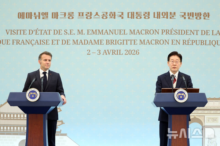 [서울=뉴시스] 고범준 기자 = 이재명 대통령과 에마뉘엘 마크롱 프랑스 대통령이 3일 청와대에서 한-프랑스 공동언론발표를 하고 있다. 2026.04.03. bjko@newsis.com