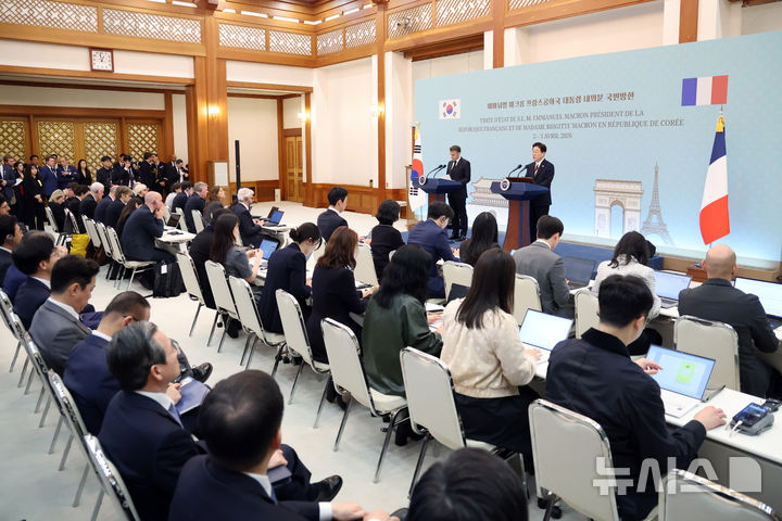 [서울=뉴시스] 고범준 기자 = 이재명 대통령과 에마뉘엘 마크롱 프랑스 대통령이 3일 청와대에서 한-프랑스 공동언론발표를 하고 있다. 2026.04.03. bjko@newsis.com