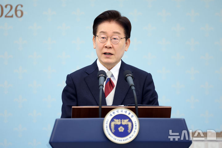 [서울=뉴시스] 고범준 기자 = 이재명 대통령이 3일 청와대에서 에마뉘엘 마크롱 프랑스 대통령과 한-프랑스 공동언론발표를 하고 있다. 2026.04.03. bjko@newsis.com