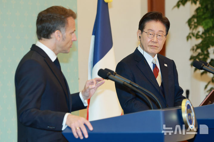 [서울=뉴시스] 고범준 기자 = 이재명 대통령과 에마뉘엘 마크롱 프랑스 대통령이 3일 청와대에서 한-프랑스 공동언론발표를 하고 있다. 2026.04.03. bjko@newsis.com