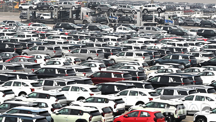 선적 기다리는 수출용 자동차