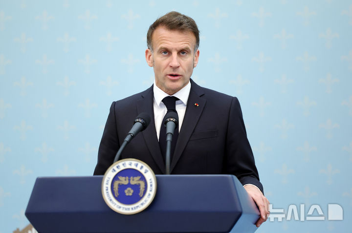 [서울=뉴시스] 고범준 기자 = 에마뉘엘 마크롱 프랑스 대통령이 3일 청와대에서 이재명 대통령과 한-프랑스 공동언론발표를 하고 있다. 2026.04.03. bjko@newsis.com