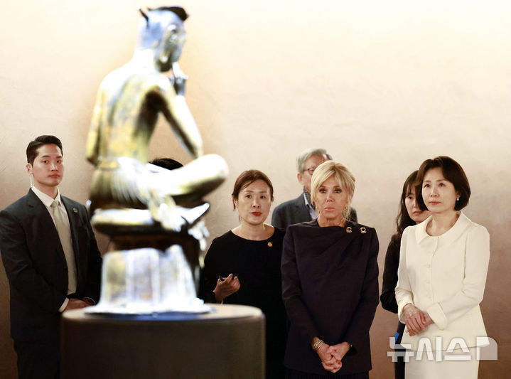 [서울=뉴시스] 최동준 기자 = 김혜경 여사와 에마뉘엘 마크롱 프랑스 대통령 부인 브리지트 마크롱 여사가 3일 친교 일정으로 서울 용산구 국립중앙박물관을 방문해 사유의 방 관람을 하고 있다. 2026.04.03. photocdj@newsis.com