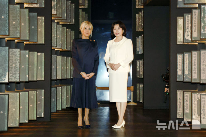 [서울=뉴시스] 최동준 기자 = 김혜경 여사와 에마뉘엘 마크롱 프랑스 대통령 부인 브리지트 마크롱 여사가 3일 친교 일정으로 서울 용산구 국립중앙박물관을 방문해 외규장각 의궤실에서 기념촬영을 하고 있다. 2026.04.03. photocdj@newsis.com