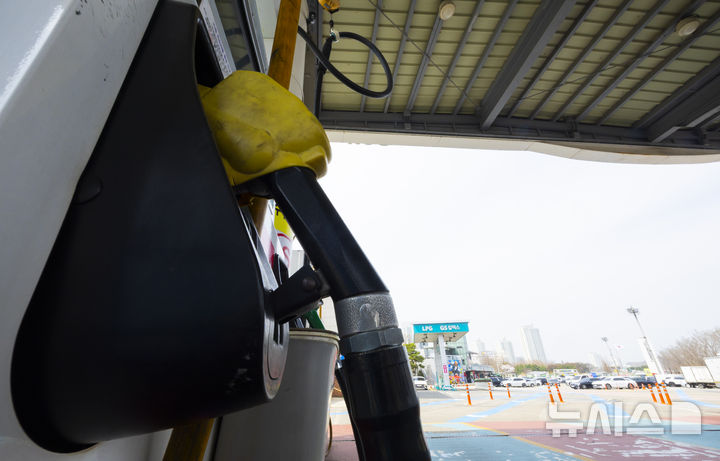 [서울=뉴시스] 김근수 기자 = 중동 전쟁 종식에 대한 기대감 후퇴로 국제 유가가 요동치는 가운데 지난 3일 서울 시내의 한 주유소에 주유기가 놓여 있다. 2026.04.03. ks@newsis.com