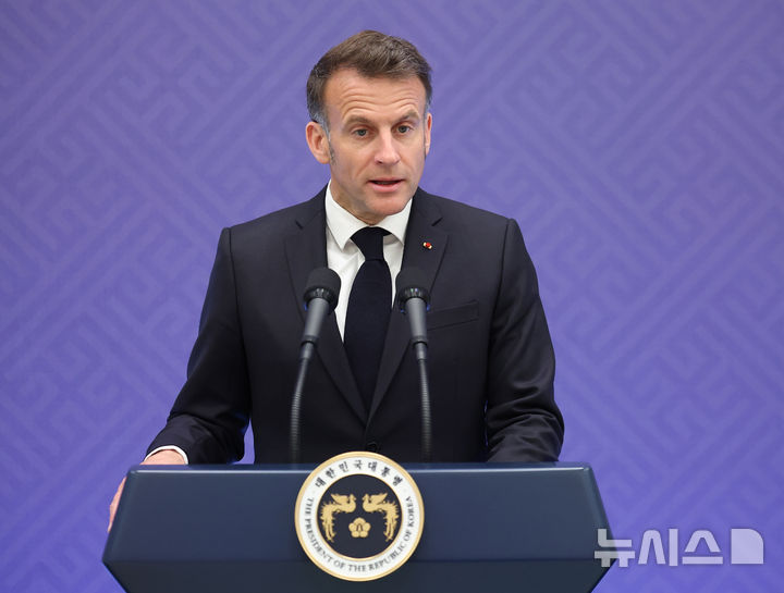 [서울=뉴시스] 고범준 기자 = 에마뉘엘 마크롱 프랑스 대통령이 3일 청와대에서 열린 한-프랑스 국빈오찬에서 답사를 하고 있다. 2026.04.03. bjko@newsis.com