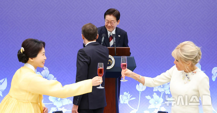 [서울=뉴시스] 고범준 기자 = 이재명 대통령과 김혜경 여사가 3일 청와대에서 열린 에마뉘엘 마크롱 프랑스 대통령, 부인 브리지트 마크롱 여사와 한-프랑스 국빈오찬에서 건배를 하고 있다. 2026.04.03. bjko@newsis.com