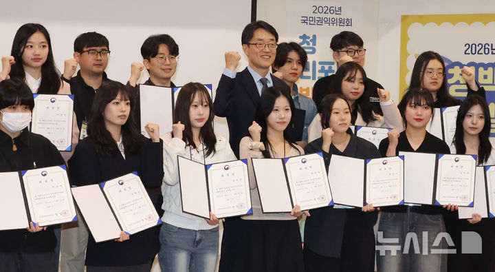 청백리포터와 기념촬영하는 한삼석 권익위 부위원장