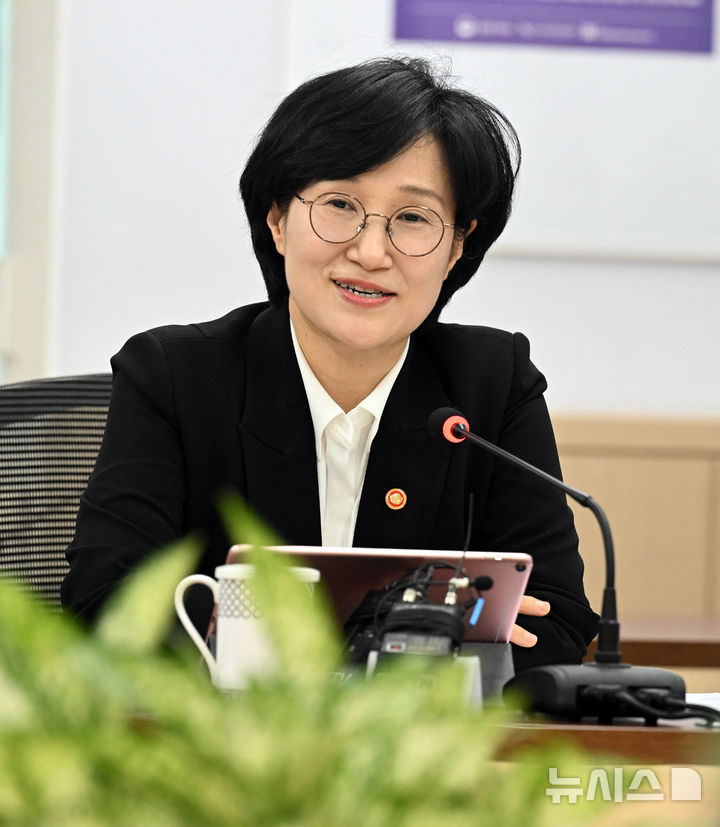 발언하는 원민경 장관