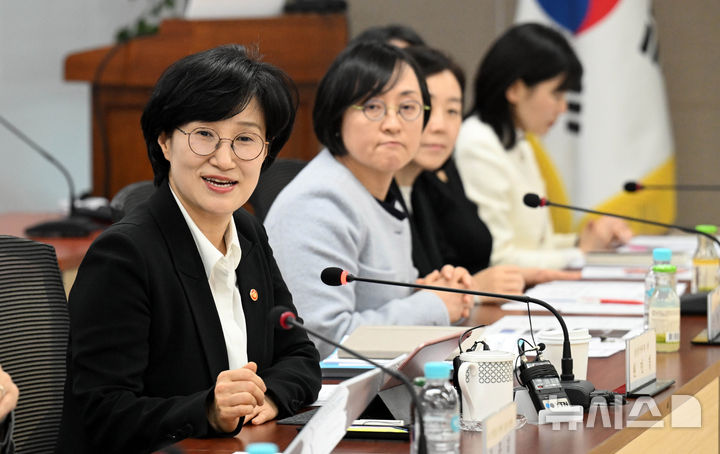 AI 성평등 전략포럼에서 인사말하는 원민경 장관