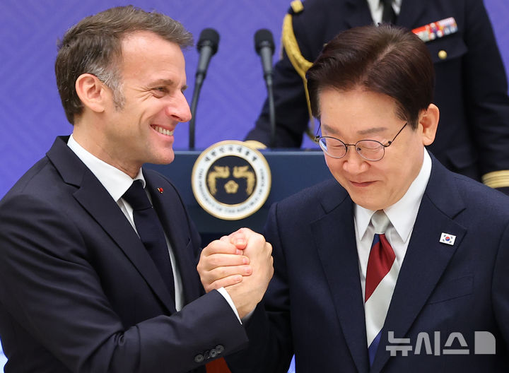 [서울=뉴시스] 고범준 기자 = 이재명 대통령과 에마뉘엘 마크롱 프랑스 대통령이 3일 청와대에서 열린 한-프랑스 국빈오찬에서 건배 후 손을 맞잡고 있다. 2026.04.03. bjko@newsis.com