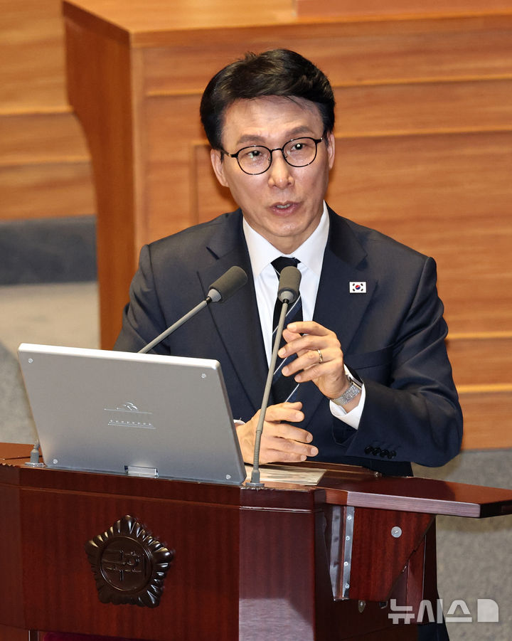 주호영 의원 대정부 질문에 답하는 김민석 국무총리