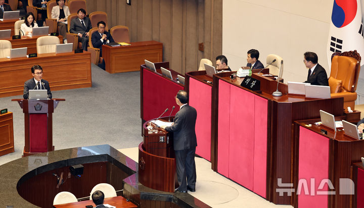 주호영 의원 대정부 질문에 답하는 김민석 국무총리