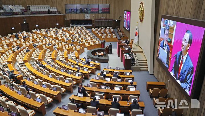 [서울=뉴시스] 김금보 기자 = 김민석 국무총리가 3일 오후 서울 여의도 국회 본회의장에서 열린 제434회국회(임시회) 제1차 본회의에서 주호영 국민의힘 의원의 정치·외교·통일·안보에 관한 질문에 답변하고 있다. 2026.04.03. kgb@newsis.com