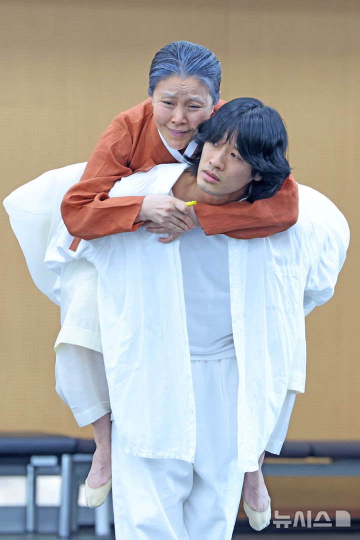 [서울=뉴시스] 박진희 기자 = 국립무용단 '귀향' 무용수 장현수(어머니 역)와 이석준(아들 역)이 3일 서울 중구 국립무용단 연습실에서 주요 장면 연습을 하고 있다. 2026.04.03. pak7130@newsis.com