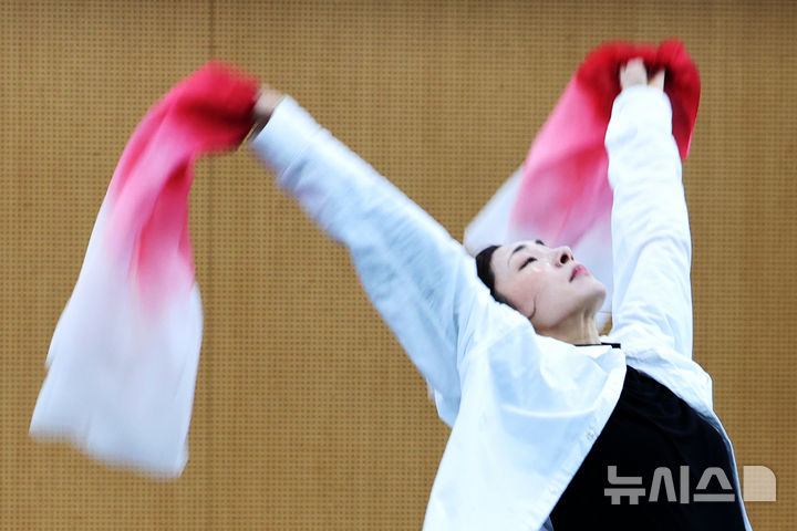 [서울=뉴시스] 박진희 기자 = 국립무용단 '귀향' 무용수 장윤나(젊은 시절 어머니 역)가 3일 서울 중구 국립무용단 연습실에서 주요 장면 연습을 하고 있다. 2026.04.03. pak7130@newsis.com