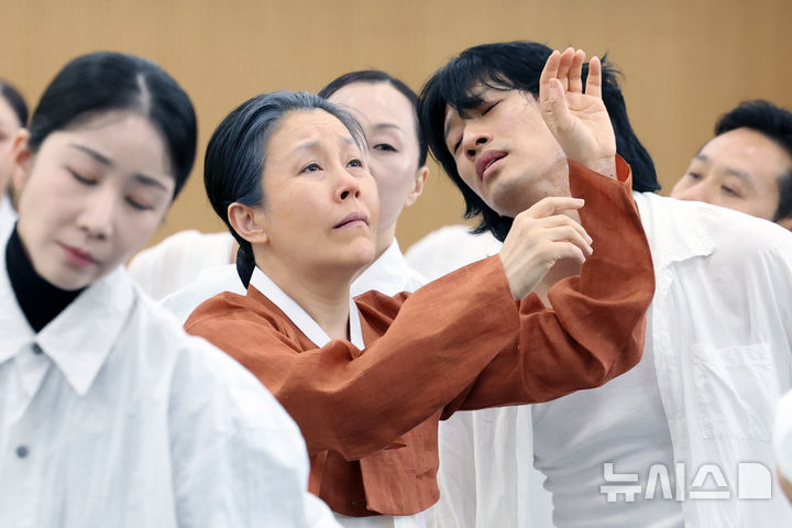 [서울=뉴시스] 박진희 기자 = 국립무용단 '귀향' 무용수 장현수(어머니 역)와 이석준(아들 역)이 3일 서울 중구 국립무용단 연습실에서 주요 장면 연습을 하고 있다. 2026.04.03. pak7130@newsis.com
