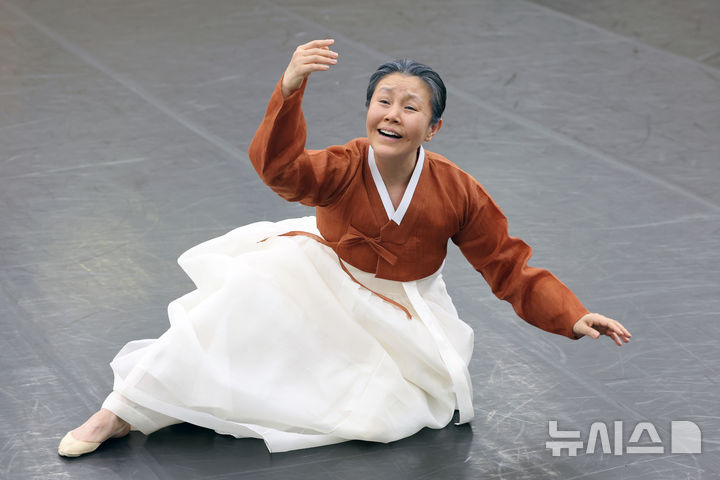 [서울=뉴시스] 박진희 기자 = 국립무용단 '귀향' 무용수 장현수(어머니 역)가 3일 서울 중구 국립무용단 연습실에서 주요 장면 연습을 하고 있다. 2026.04.03. pak7130@newsis.com