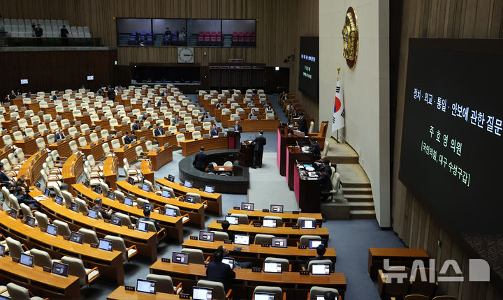 대정부질문 답변하는 정성호 장관