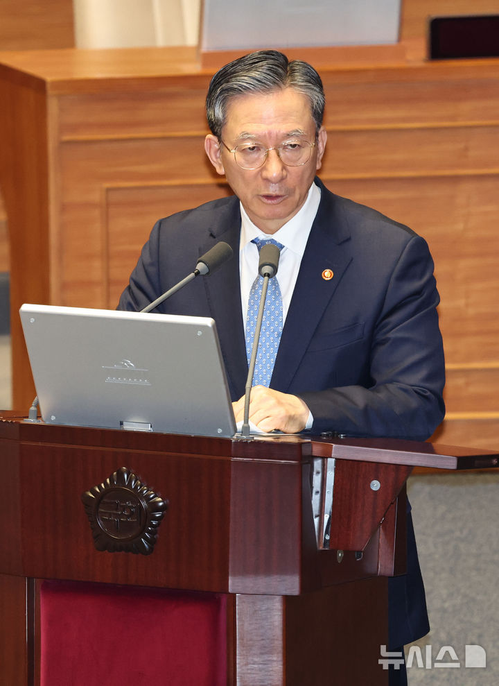 주호영 의원 대정부질문에 답변하는 정성호 법무부 장관