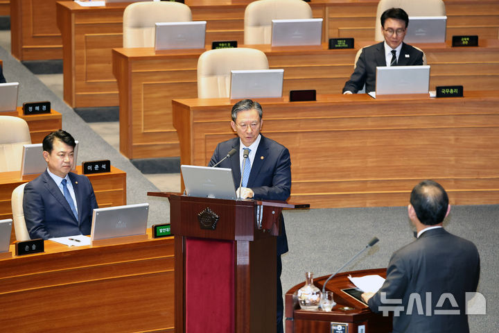 주호영 의원 대정부질문에 답변하는 정성호 법무부 장관