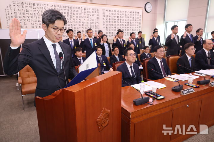 증인 선서하는 박철울 서울지검장