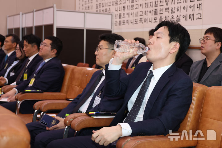 물 마시는 박상용 검사