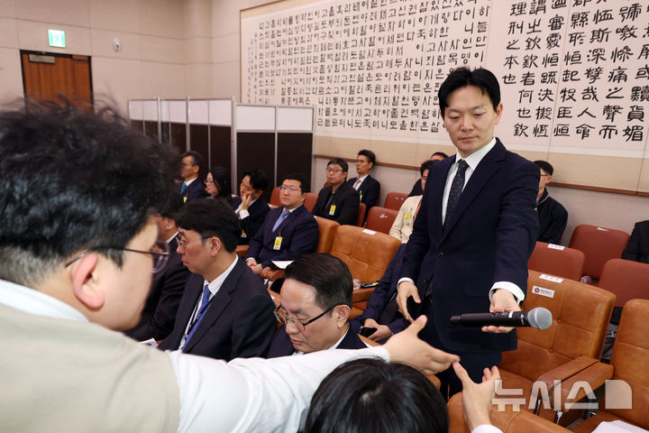 마이크 놓는 박상용 검사