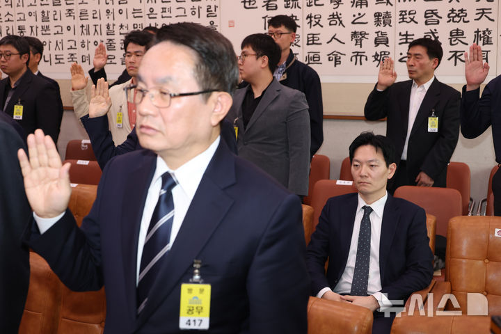 [서울=뉴시스] 고승민 기자 = '쌍방울 대북 송금' 의혹 사건의 수사 책임자인 박상용 인천지검 부부장검사가 3일 서울 여의도 국회에서 열린 윤석열 정권 정치검찰 조작기소 의혹사건 진상규명 국정조사 특별위원회 전체회의에서 증인선서를 거부하며 자리에 앉아 있다. 2026.04.03. kkssmm99@newsis.com