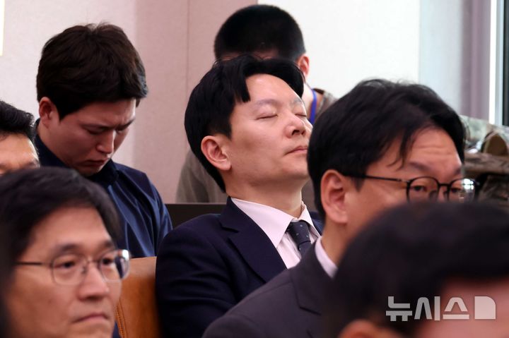 '잠시 두 눈을 감고'