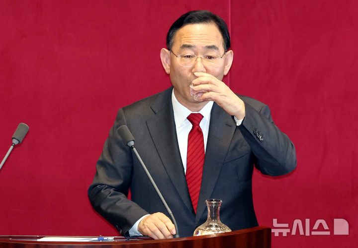 [서울=뉴시스] 조성봉 기자= 주호영 국민의힘 의원이 3일 오후 서울 여의도 국회 본회의장에서 열린 제434회국회(임시회) 제1차 본회의 정치·외교·통일·안보에 관한 질문에서 질의를 하기 전 물을 마시고 있다.2026.04.03. suncho21@newsis.com