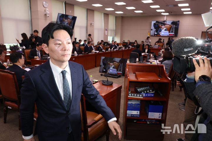 [서울=뉴시스] 고승민 기자 = '쌍방울 대북 송금' 의혹 사건의 수사 책임자인 박상용 인천지검 부부장검사가 3일 서울 여의도 국회에서 열린 윤석열 정권 정치검찰 조작기소 의혹사건 진상규명 국정조사 특별위원회 전체회의에서 증인선서를 거부한 뒤 서영교 위원장에게 퇴장 지시를 받고 퇴장하고 있다. 2026.04.03. kkssmm99@newsis.com