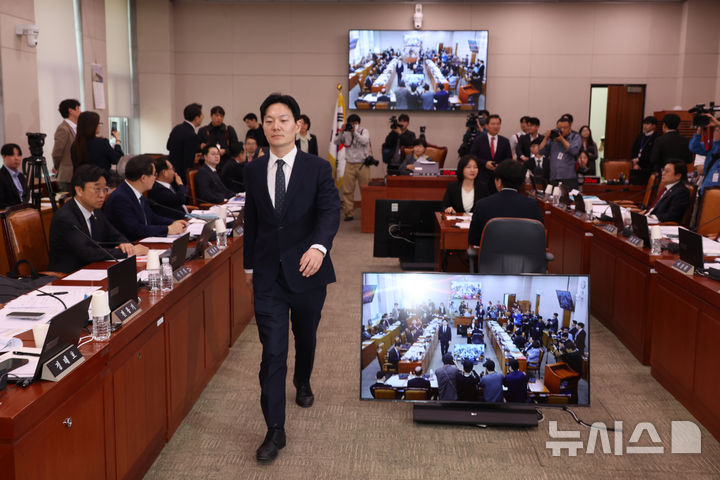 [서울=뉴시스] 고승민 기자 = '쌍방울 대북 송금' 의혹 사건의 수사 책임자인 박상용 인천지검 부부장검사가 지난 3일 서울 여의도 국회에서 열린 윤석열 정권 정치검찰 조작기소 의혹사건 진상규명 국정조사 특별위원회 전체회의에서 증인선서를 거부한 뒤 서영교 위원장에게 소명서를 전달하고 자리로 향하고 있다. 2026.04.03. kkssmm99@newsis.com