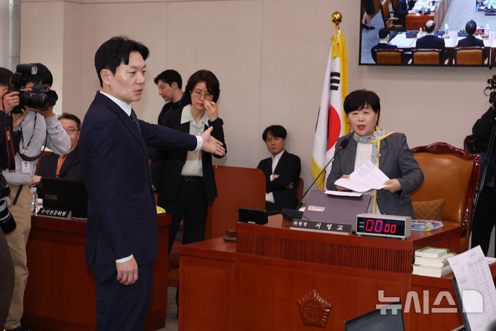 서영교 위원장에게 항의하는 박상용 검사