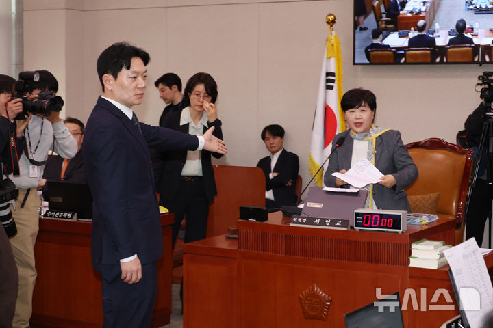 서영교 위원장에게 항의하는 박상용 검사