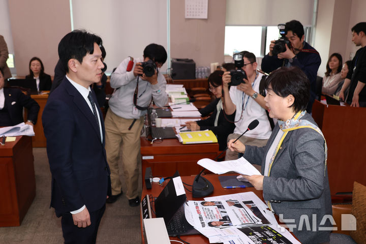 서영교 위원장에게 항의하는 박상용 검사