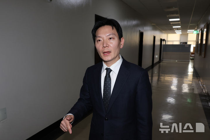 증인선서 거부하고 성토하는 박상용 검사