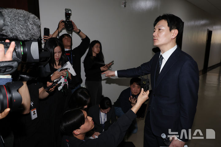 [서울=뉴시스] 고승민 기자 =&nbsp; '쌍방울 대북 송금' 의혹 사건의 수사 책임자인 박상용 인천지검 부부장검사가 3일 서울 여의도 국회에서 열린 윤석열 정권 정치검찰 조작기소 의혹사건 진상규명 국정조사 특별위원회 전체회의에서 증인선서를 거부해 퇴장당한 뒤 취재진을 향해 성토하고 있다. 2026.04.03. kkssmm99@newsis.com