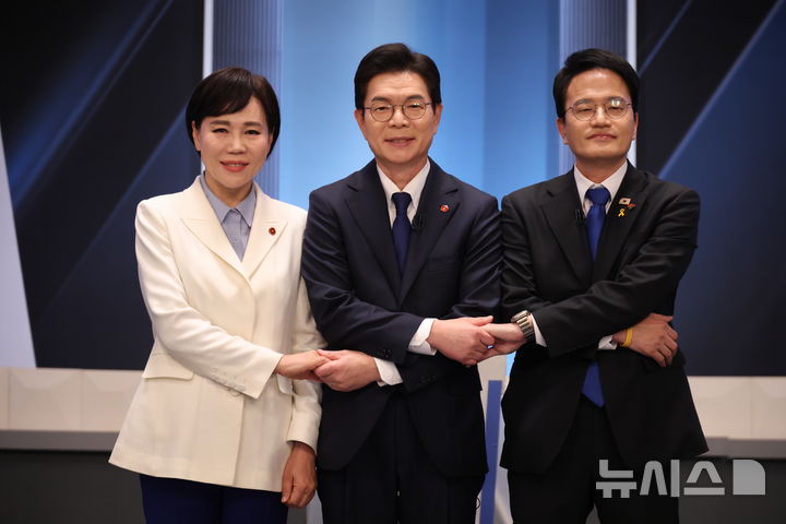 [서울=뉴시스] 국회사진기자단 = 더불어민주당 전현희(왼쪽부터), 정원오, 박주민 서울시장 예비후보가 3일 서울 여의도 KBS 스튜디오에서 열린 더불어민주당 서울시장 본경선 후보자 2차 합동토론회에서 기념촬영을 하고 있다. 2026.04.03. photo@newsis.com