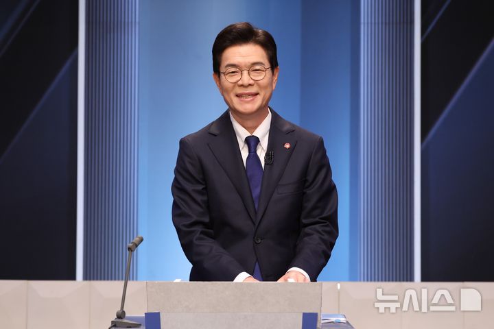 합동토론회 준비하는 정원오