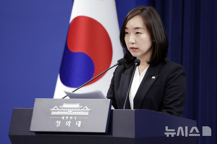 [서울=뉴시스] 최동준 기자 = 전은수 대변인이 3일 청와대에서 출퇴근 시간대 대중교통 혼잡 완화 대책 관련 브리핑을 하고 있다. 2026.04.03. photocdj@newsis.com