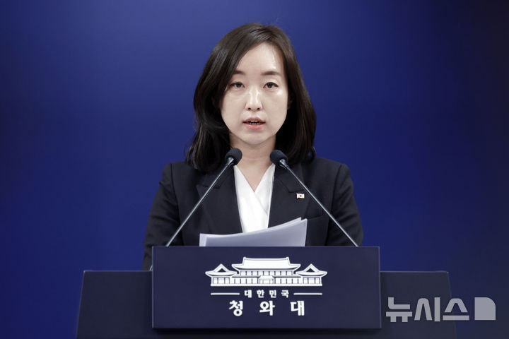 [서울=뉴시스] 최동준 기자 = 전은수 대변인이 3일 청와대에서 출퇴근 시간대 대중교통 혼잡 완화 대책 관련 브리핑을 하고 있다. 2026.04.03. photocdj@newsis.com