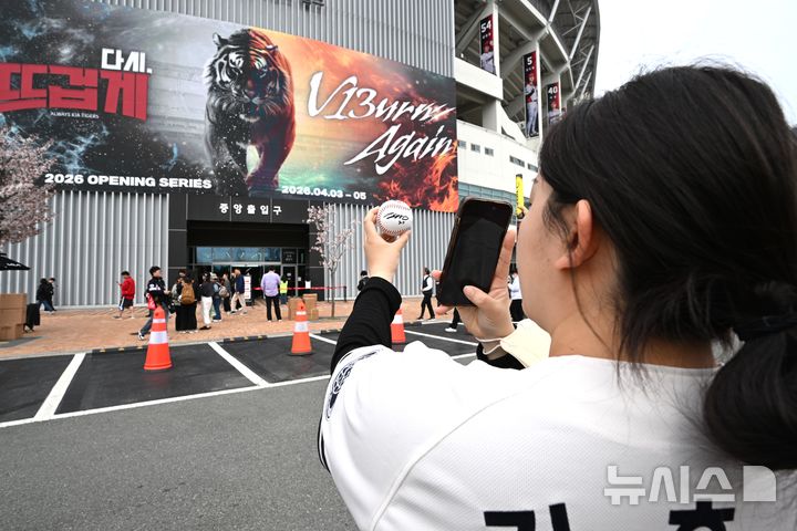 [광주=뉴시스] 이현행 기자 = 3일 오후 광주 북구 광주-기아챔피언스필드에서 KIA타이거즈 팬들이 2026 신한 SOL KBO리그 홈 개막전을 기다리며 기념사진을 촬영하고 있다. 2026.04.03. lhh@newsis.com