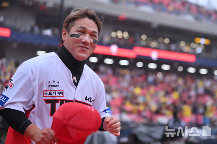 팬 향해 인사하는 KIA 김선빈