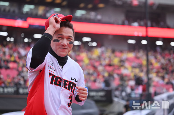 팬 향해 인사하는 KIA 김선빈