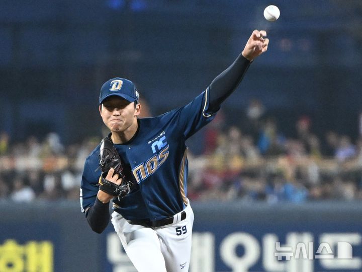 [광주=뉴시스] 이현행 기자 = 3일 오후 광주 북구 광주-기아챔피언스필드에서 열린 2026 신한 SOL KBO리그 NC다이노스 대 KIA타이거즈의 경기, 1회 말 NC 선발 구창모가 역투하고 있다. 2026.04.03. lhh@newsis.com