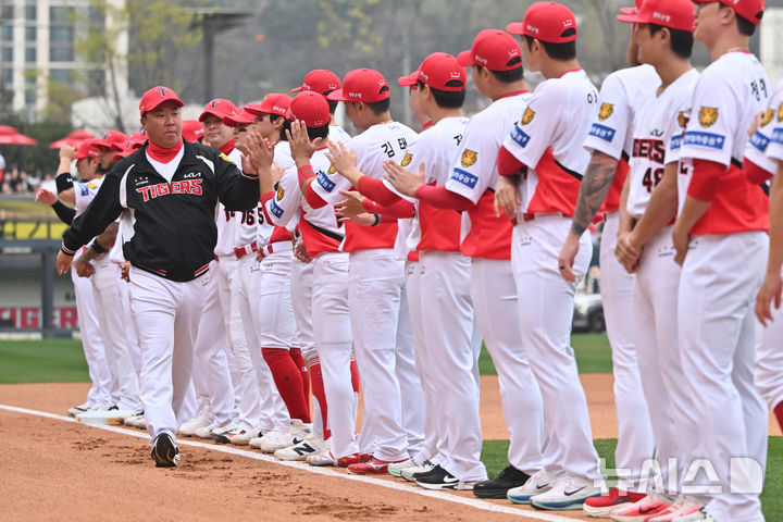 선수들과 인사하는 이범호