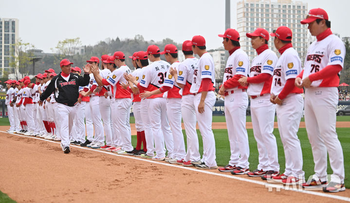 선수들과 인사하는 이범호