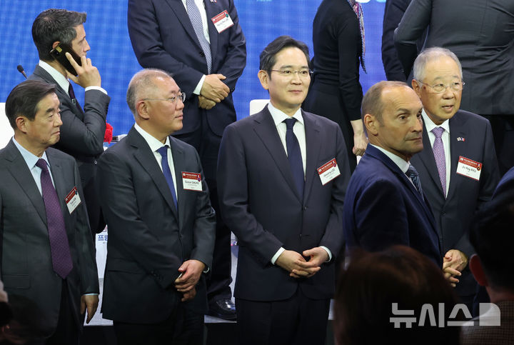 [서울=뉴시스] 청사사진기자단 = 정의선(왼쪽 두번째부터) 현대자동차그룹 회장과 이재용 삼성전자 회장이 3일 서울 여의도 FKI 컨퍼런스센터에서 열린 한-프랑스 경제계 미래대화 폐회식에서 기념촬영을 하기 위해 자리하고 있다. 2026.04.03. photo@newsis.com