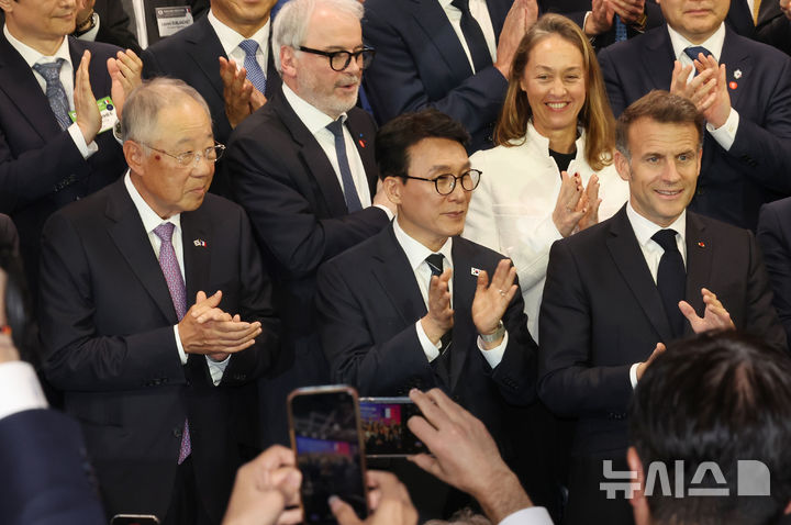 한-프랑스 경제계 미래대화 폐회식에서 기념촬영하는 김민석 총리-마크롱 대통령